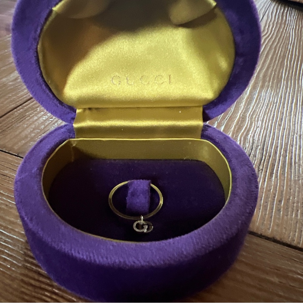 Gucci Running G 18K White Gold Ring with GG Floating Charm
